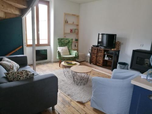 Voutezac House | La maison à la porte bleue