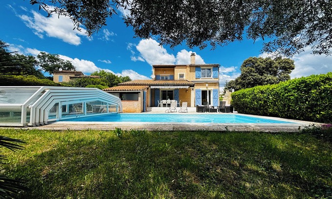 Gareoult House | La Maison Bleue - Family-friendly, peaceful & air-conditioned