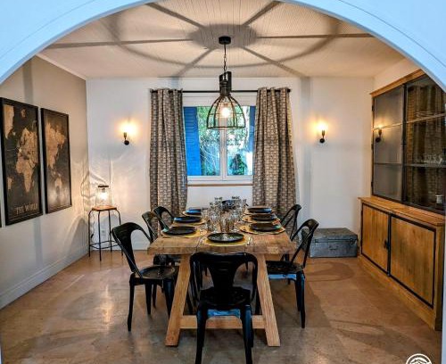 Tillenay House | La Maison Bleue