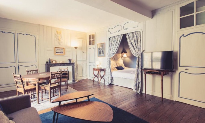 Poitiers Apartment | La Maison de la Liberté Jean-François de La Pérouse