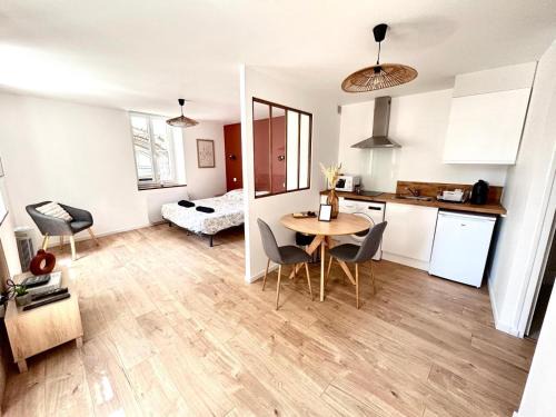 Valence Apartment | La Pépite du Centre Historique - 7 minutes à pied de la Gare - 1er étage - Netflix