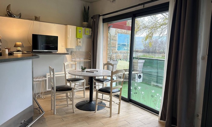 Damery House | La Paillote -Cottage river view 4P 12 min Epernay