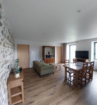 Saint-Germain-Lespinasse Apartment | La Petite Ferme Aux Prés