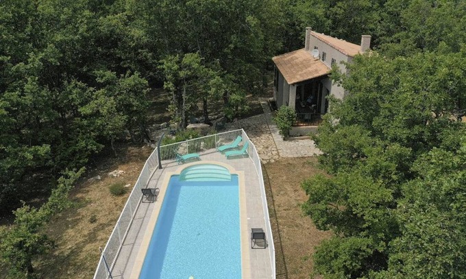 Vacheres House | La petite Chaume in the woods amid lavender fields