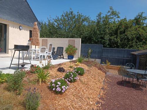 Neant-sur-Yvel House | La petite maison dans la prairie