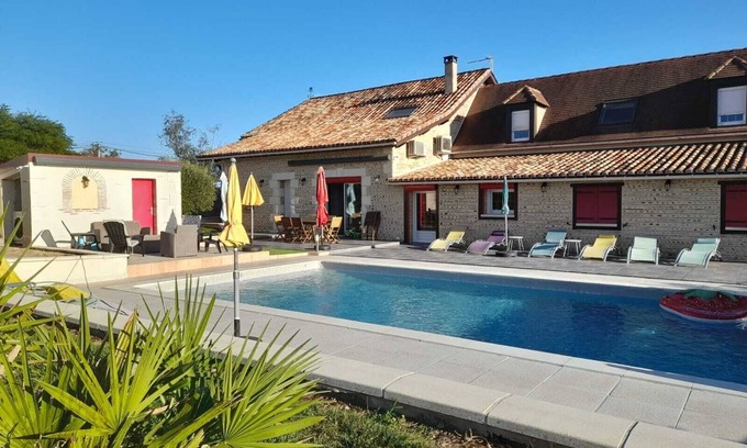 Saint-Pierre-d'Eyraud Villa | La Pierrotine - Large, comfortable villa with swimming pool