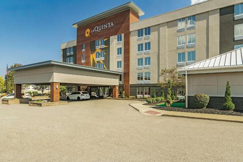 North Olmsted Hotel | La Quinta by Wyndham Cleveland Airport West
