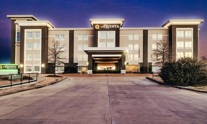 Starkville Hotel | La Quinta Inn & Suites by Wyndham Starkville at MSU