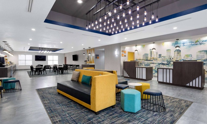 Pinecrest West Park Hotel | La Quinta Inn & Suites by Wyndham Tampa Central