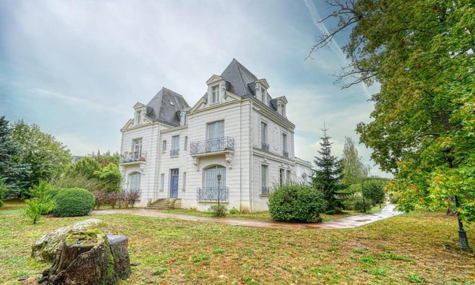 Dammarie Les Lys Apartment | La Reine Blanche