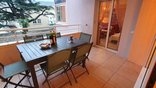 Millau Apartment | La terrasse de Jeanne