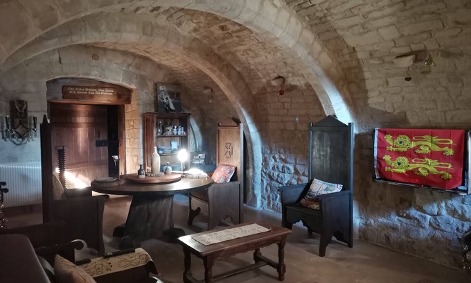 Bezu-Saint-Eloi Apartment | La Tour de la Reine Blanche