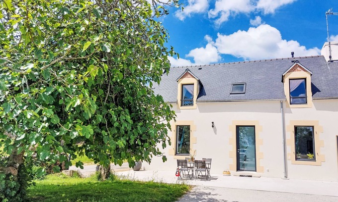 Ploneour-Lanvern House | La Trélennoise by Interhome