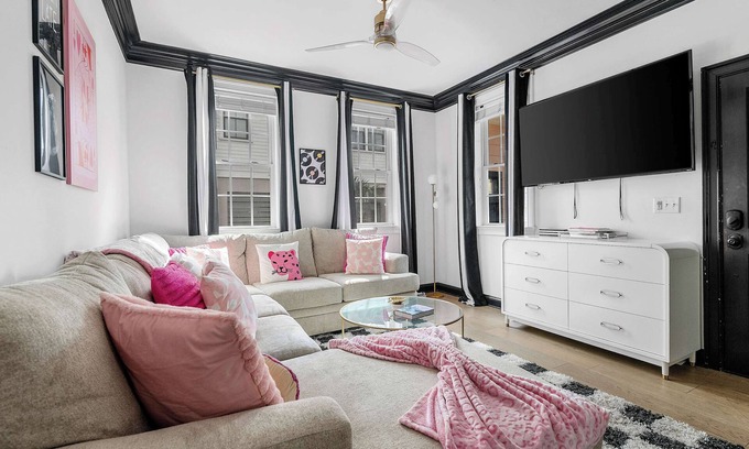 Cannonborough Elliotborough Apartment | La Vie en Rose | 3bd Downtown Chic House