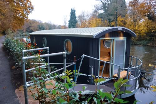 Maidstone Apartment | Lady Florence, Maidstone a Unique River Boat with Castle Views