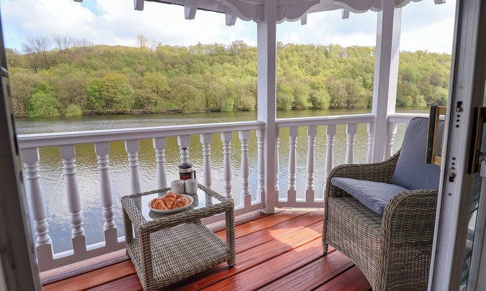 Horton Cottage | LADY OF THE LAKE, pet friendly, with hot tub in Rudyard Lake