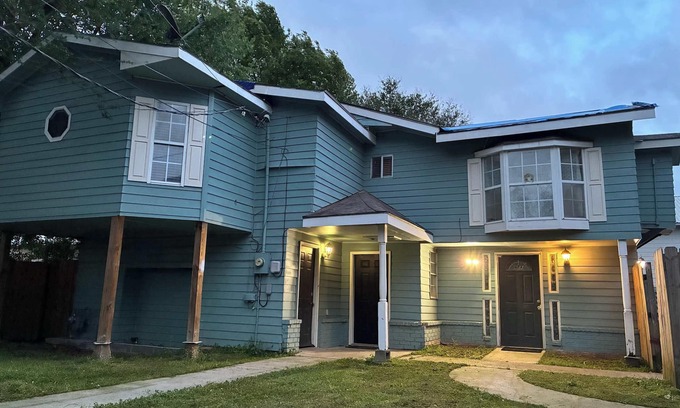 Lafayette House | Lafayette House: 5 BR, Garden, Kitchen & Free Parking!