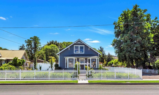 Prineville House | LaFollette - Restored Queen Anne cottage with vintage charm and modern amenities