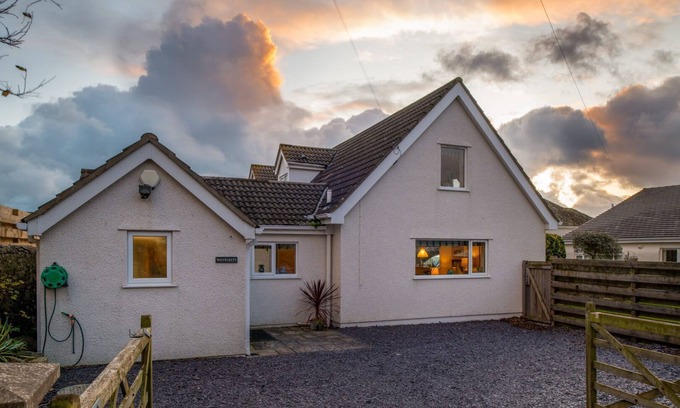 Rhosneigr House | Lagwn Glas : Pet-Friendly 2‑Bed Cottage in Rhosneigr | Managed by Anglesey Holiday Lettings