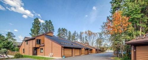 McCall House | Laid Back Lounge by Casago McCall - Donerightmanagement