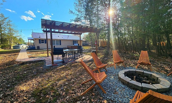Loch Sheldrake House | Lake Access! Catskill Cozy Home- Hot Tub +Sauna
