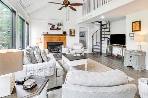 Big Canoe House | Lake and Golf Course Views Big Canoe Home with Deck!