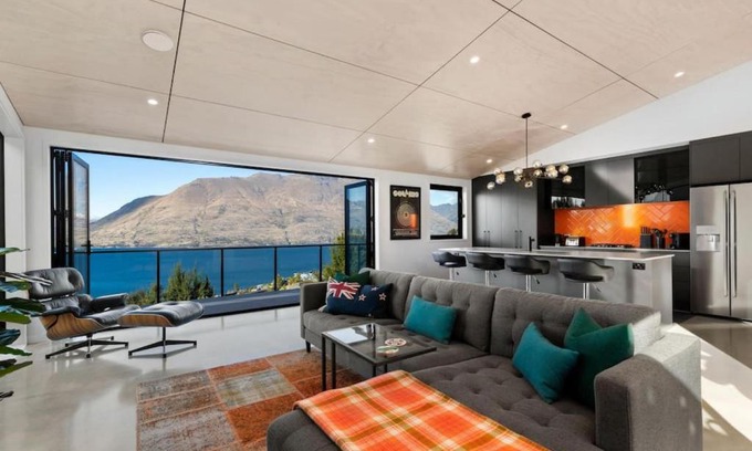 Fernhill House | Lake and Mountain View 2 Bedroom House