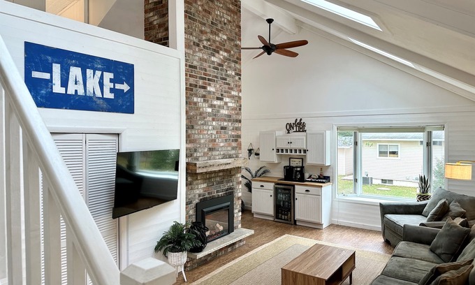 Nekoosa Cottage | Lake Camelot | Lakefront | 10 Min to Sand Valley | Fall Special