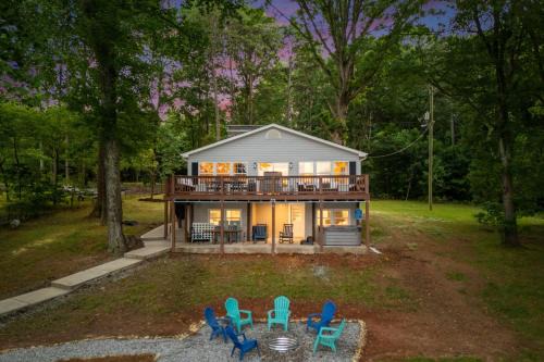Lake Norman of Catawba House | Lake Days by AvantStay Hot Tub Firepit Game Room Private Dock Access