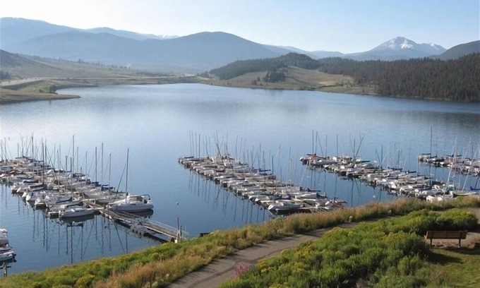 Dillon Condo | Lake Dillon Condominium with Beautiful Lake & Mountain Views