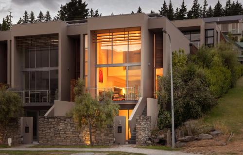 Wanaka House | Lake Edge - Sleeps 6 - Centrally Located - Lake & Mountain Views