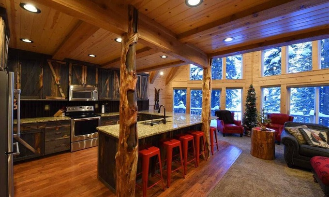 Island Park Cabin | Lake Escape | On Henrys Lake Outlet | Private Boat Dock | Hot Tub
