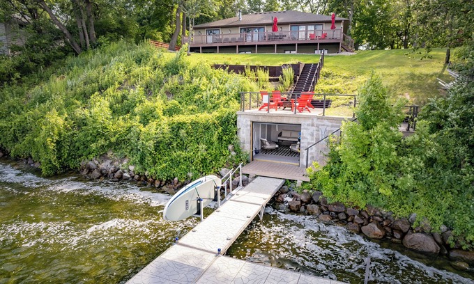 Alexandria House | Lake Front|1 Acre|Sunset Views|Remodeled|Sleeps12
