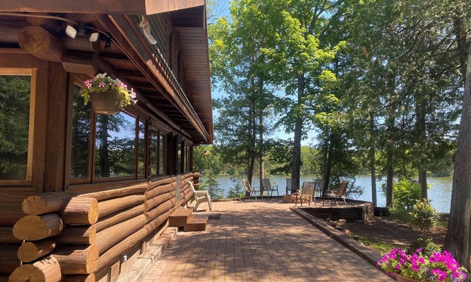 Duluth House | LAKE FRONT Beautiful Secluded Log Lodge Dog-Kid Friendly Sauna Views