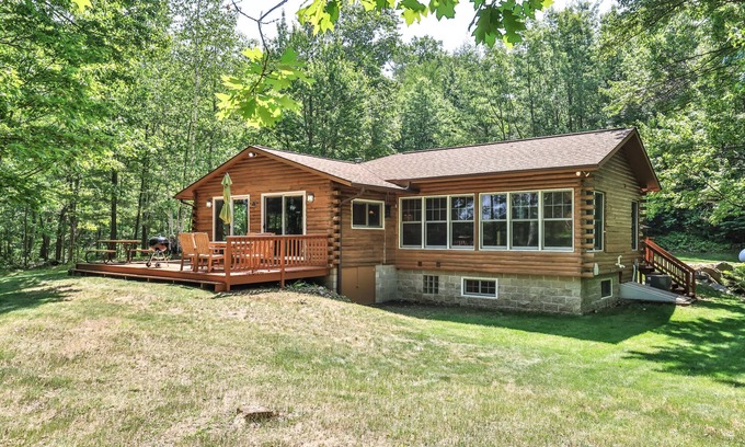 Harshaw House | Lake Front Family Paradise! Gorgeous 3 bedroom surrounded by wildlife.