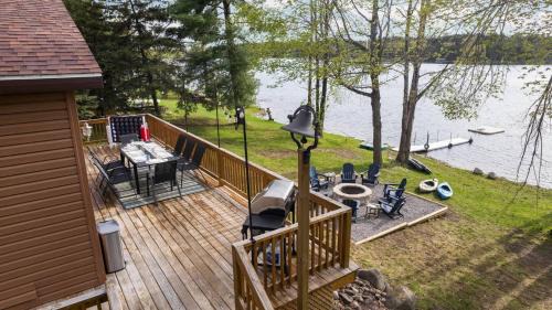 Gaylord House | Lake Front ~ Firepit ~ Kayaks ~ SUPs ~ Yard Games