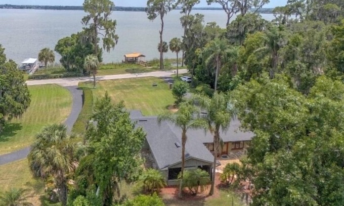 Mount Dora House | Lake front home directly on Lake Dora. Enjoy the sunrise/sunsets from the dock