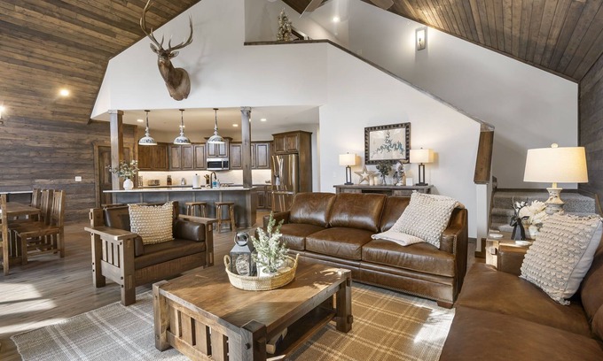 Indian Point House | Lake Front, Hot Tub, Boat Slip & Close to SDC!