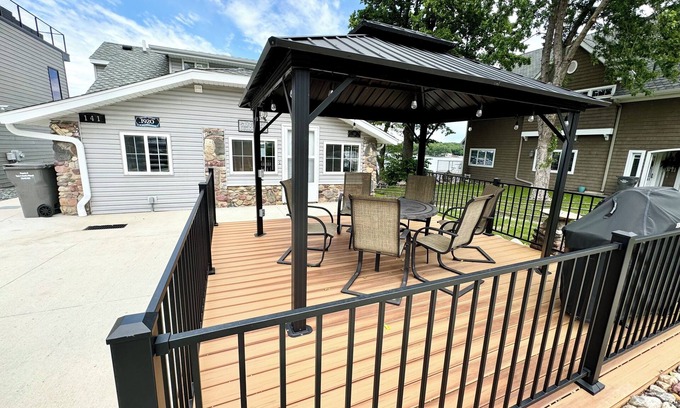 Arnolds Park Cabin | Lake Front House, walking distance to Arnold's Park, shops and restaurants.