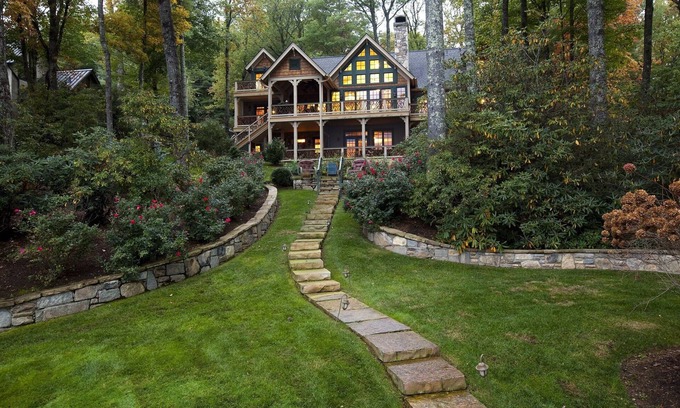 Lake Toxaway House | Lake-front luxury is waiting in the Grant-McDonald Lake Home.