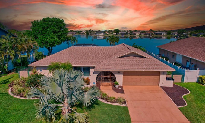 Fort Myers House | Lake Front Oasis in Cape Coral with Pool, Kayaks, and Scenic View