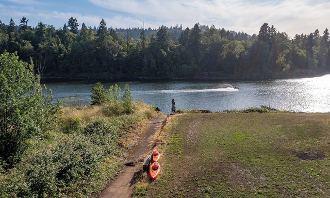 Oak Grove House | Lake Front - Spacious 6-bedroom house with AC, WiFi, Free Parking in Milwaukie!