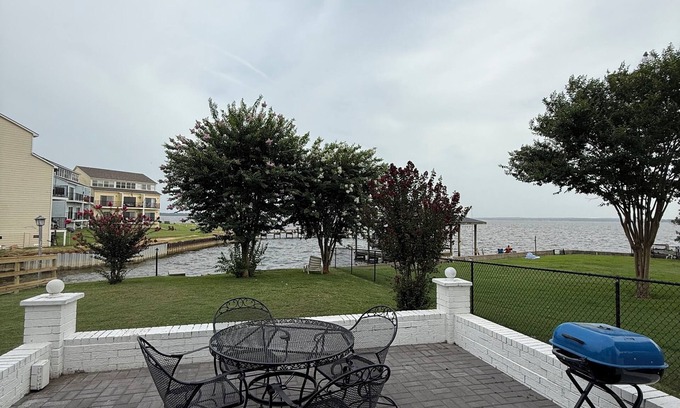 West Livingston House | Lake front spacious 4-bedroom house in welcoming Livingston with WiFi, AC & MORE