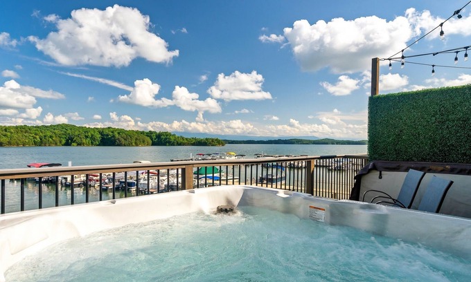 Dandridge Villa | Lake Hair, Don't Care - Lake View / Mountain View / Fire Pit / Corn Hole / Hot Tub