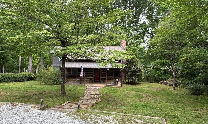 Gumlog Cabin | Lake Hartwell Cabin w/covered dock, sunroom, firepit, deck, sleep 12