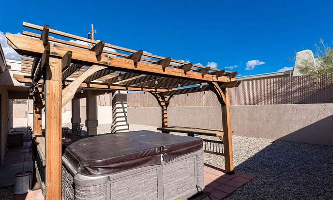 Lake Havasu City House | Lake Havasu Getaway 🌅 - Hot Tub💦Clean🧽Spacious