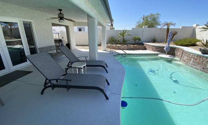 Lake Havasu City House | Lake Havasu Hideaway w/pool, spa, and lots of parking.