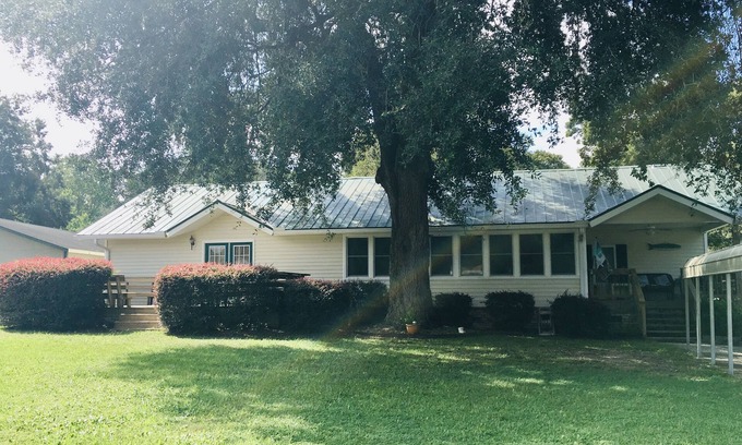 Eutawville House | Lake Home walking distance to Marina and 2 more boat landings within a Mile!