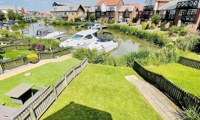 Lincoln House | Lake house