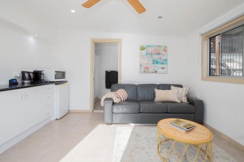 Tuggerawong House | Lake House Studio - A Peaceful Waterfront Hideaway